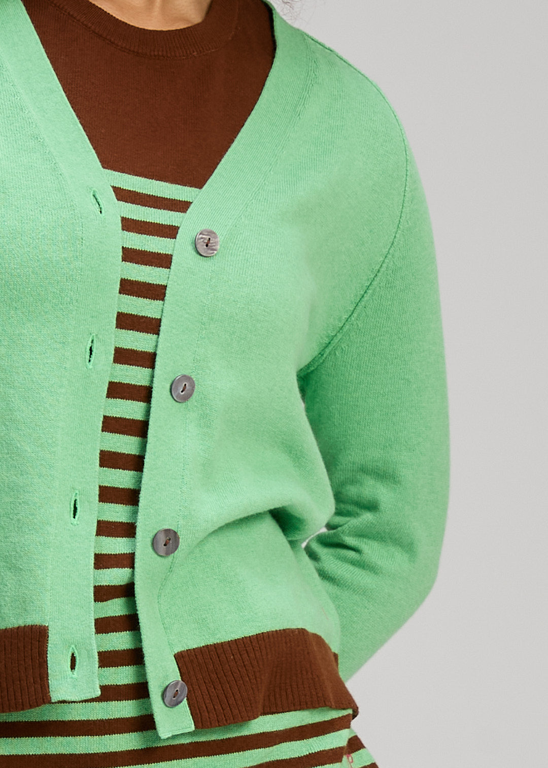 V Neck Cardi Essential